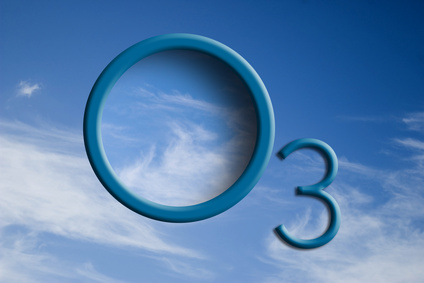 O3 - Symbol f�r Ozon vor Wolkenhimmel