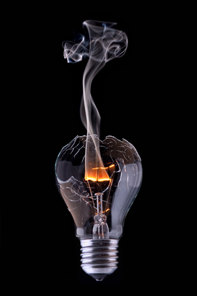Foto: geplatzte, rauchende und vergl�hende Gl�hlampe