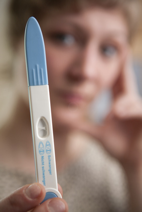Frau mit Schwangerschaft-Teststreifen