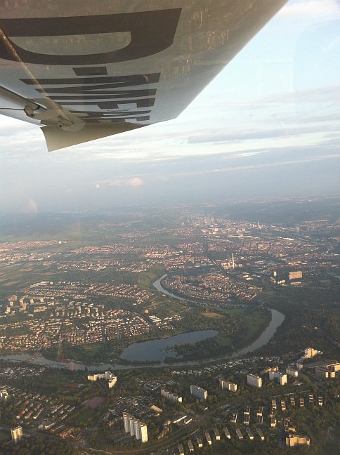 Foto: Blick aus dem Flugzeug auf die Stadt